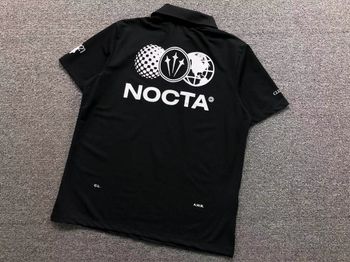 Dos du t-shirt noir à manches cour