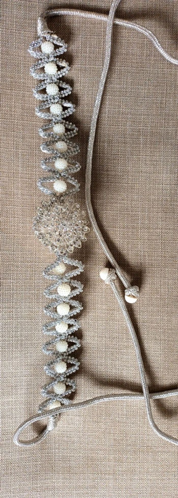 Ceinture argentée une broche