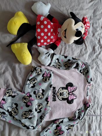 Pyjama et peluche minnie offerte en très bon état taille 5 ans
