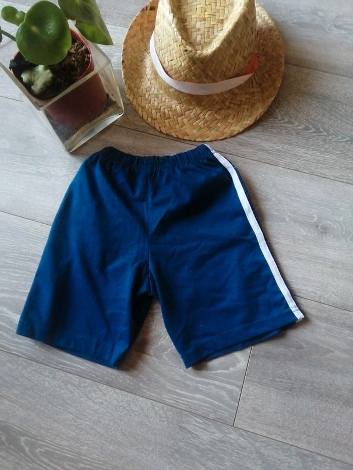 🌸Short marine avec deux bandes blanches Taille 2 ans 🌸 - photo numéro 2
