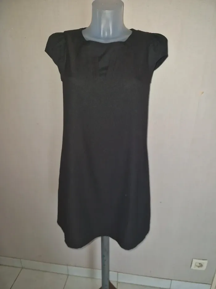 Tres belle robe noir taille s see u son