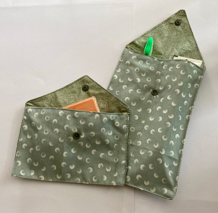 Pochettes à savon, brosse à dent et dentifrice - photo numéro 2