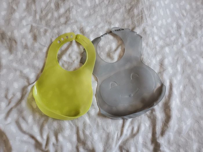 2 Bavoirs en plastique