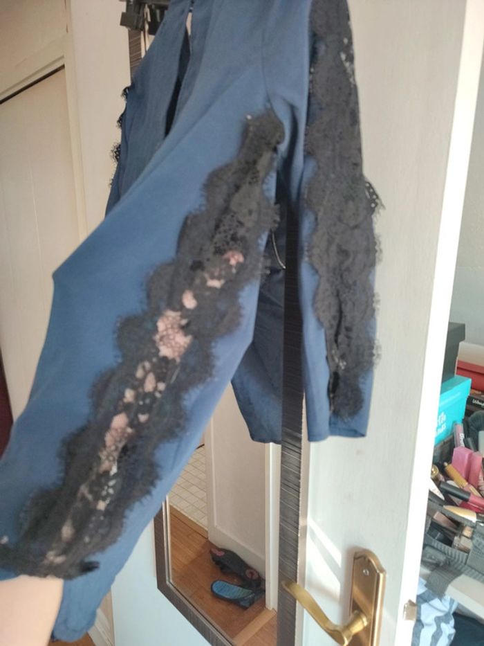 Blouse bleu marine dentelle noir et fermeture devant - photo numéro 5