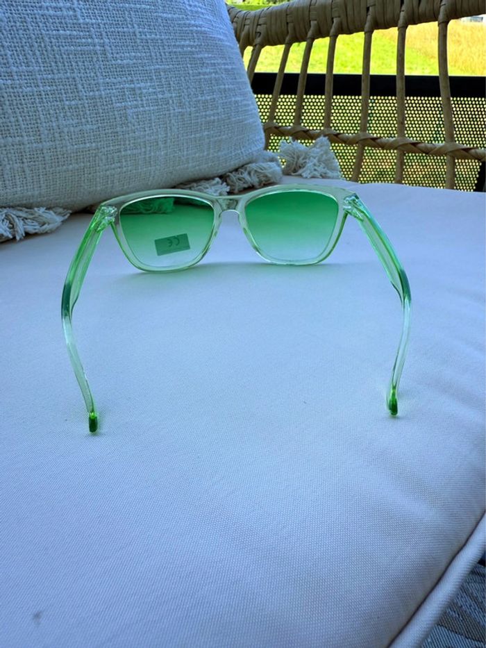 Lunettes de soleil vertes transparentes – look rétro tendance - photo numéro 4