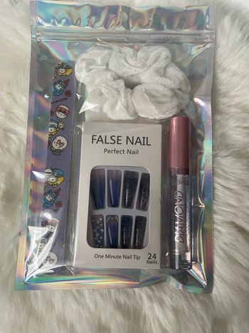 Gloss + faux ongles + lime à ongles + chouchou cheveux