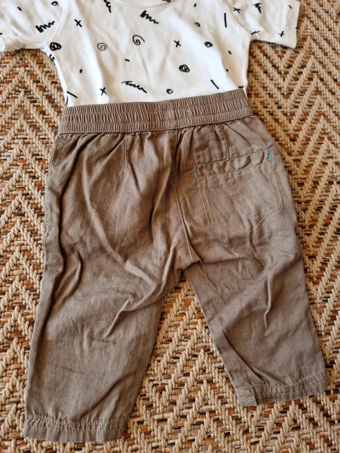 Ensemble pantalon esprit kaki et t-shirt blanc à motifs 3 mois - photo numéro 5