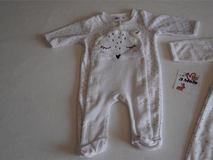 Lot n°3 de 2 Pyjamas velours blancs fantaisies brodés Gémo en 3 mois - photo numéro 2