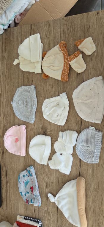 Lot de bonnets et gants de naissance