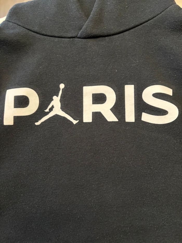 Sweat à capuche Jordan Paris taille 12-13 ans.