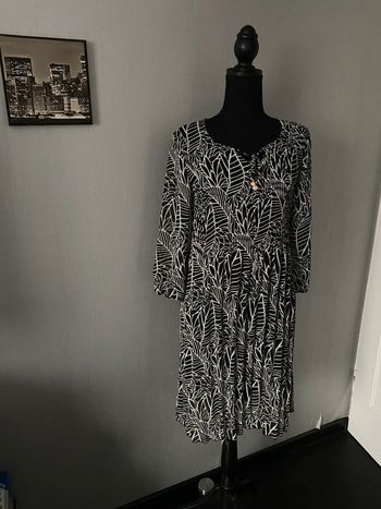 Robe habillé plissée imprimée avec liens bijoux