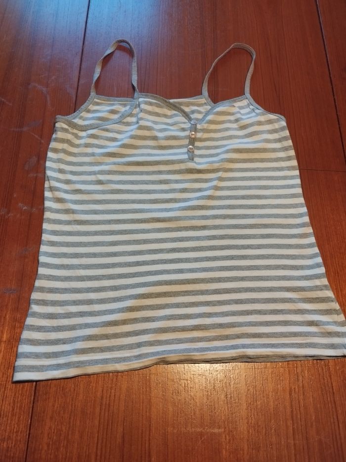 Haut. A bretelles femme taille 38 40 bon état 1.80 il et blanc et gris