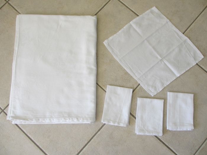 Nappe 175 x 130 cm + 4 serviettes - photo numéro 1