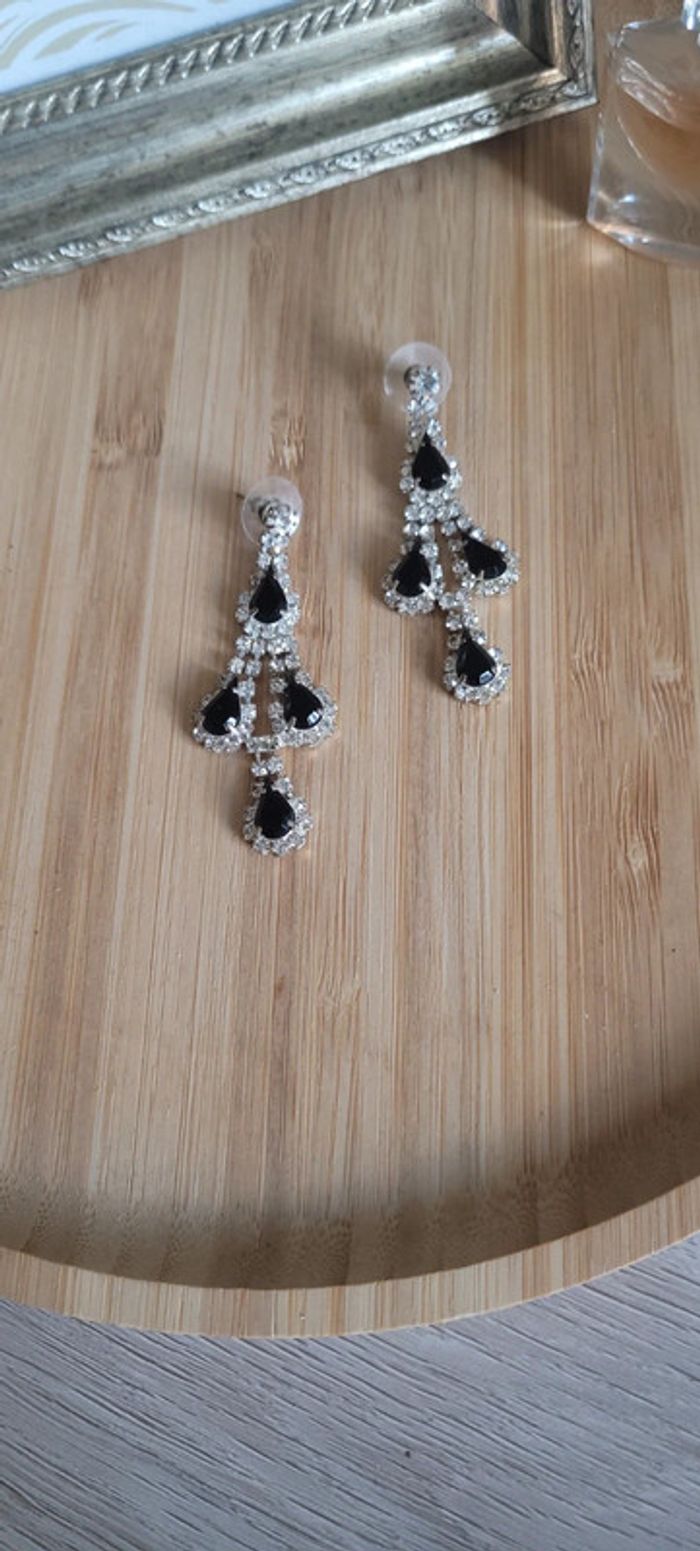 Jolie paire de boucles d'oreilles argenté et noir - photo numéro 3