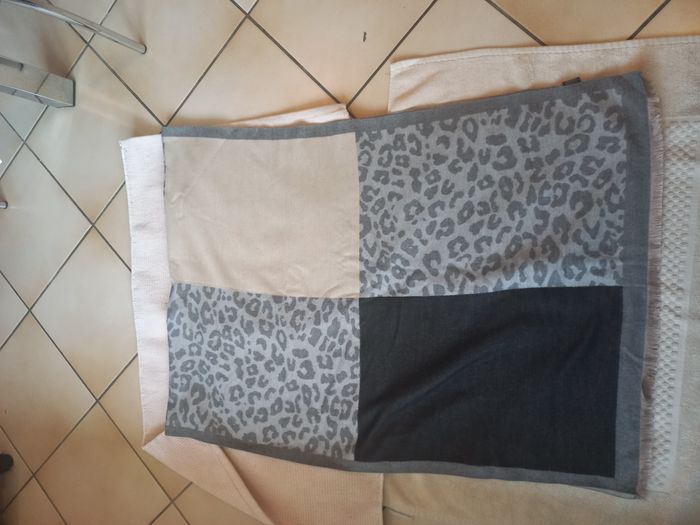 🧣 Joli foulard réversible – Très bon état - photo numéro 3