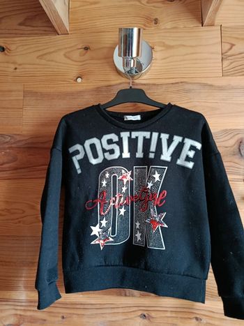 Pull noir et argenté imprimé positive