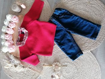 Ensemble fille pull maille avec col fleurs et jean slim 