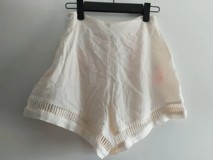 Short court impression broderie h&m taille 32 Neuf - photo numéro 3