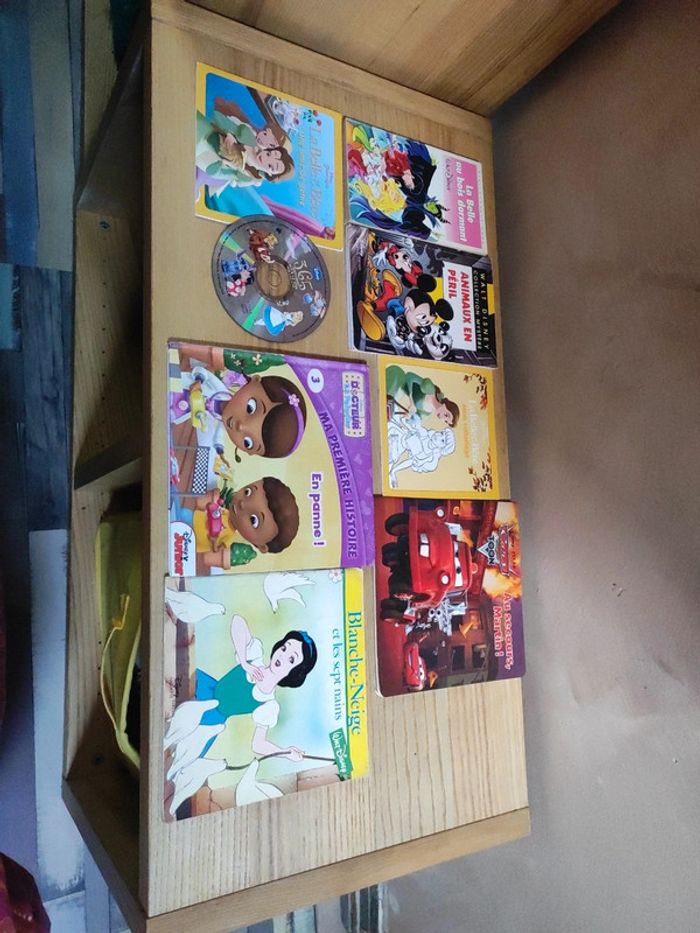 Lot de 7 livres Disney et un cd 365 histoire