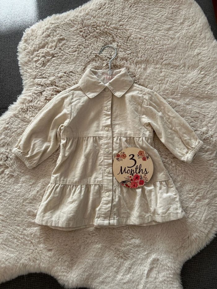 Jolie robe beige neuve 3 mois