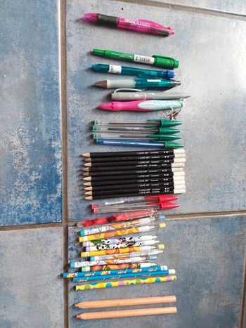 Fournitures scolaires: Stylo, crayons