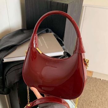 Sac besace bordeaux minimal et chic pratique, élégant et prêt à vous accompagner partout !