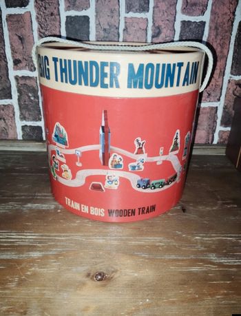 Train en bois Disney de l'attraction Big Thunder Mountain Disneyland Paris 