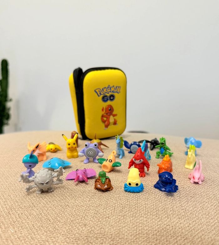 Sacoche Salameche + lot de 24 figurines Pokémon