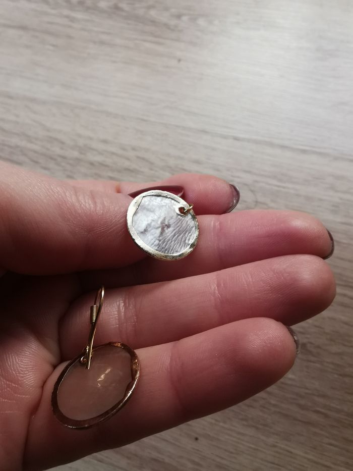Boucles d'oreilles pastilles de nacre et acier doré inoxydable - photo numéro 4