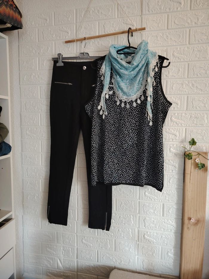 Ensemble pantalon noir, débardeur et foulard
