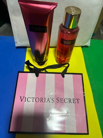 Ensemble brume plus crème Victoria ´S Secret Pure Séduction neuve livré avec le sac