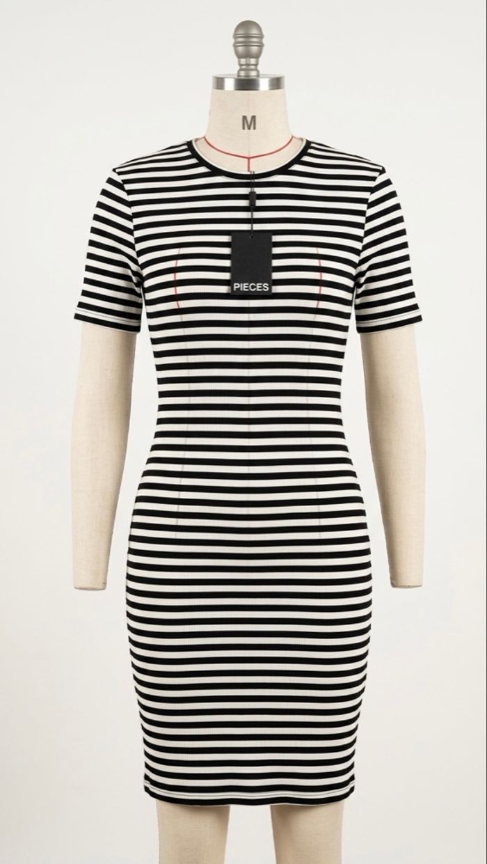 PIECES - Robe moulante rayée - Taille M - Noir et Blanc - Neuf avec étiquette - photo numéro 1
