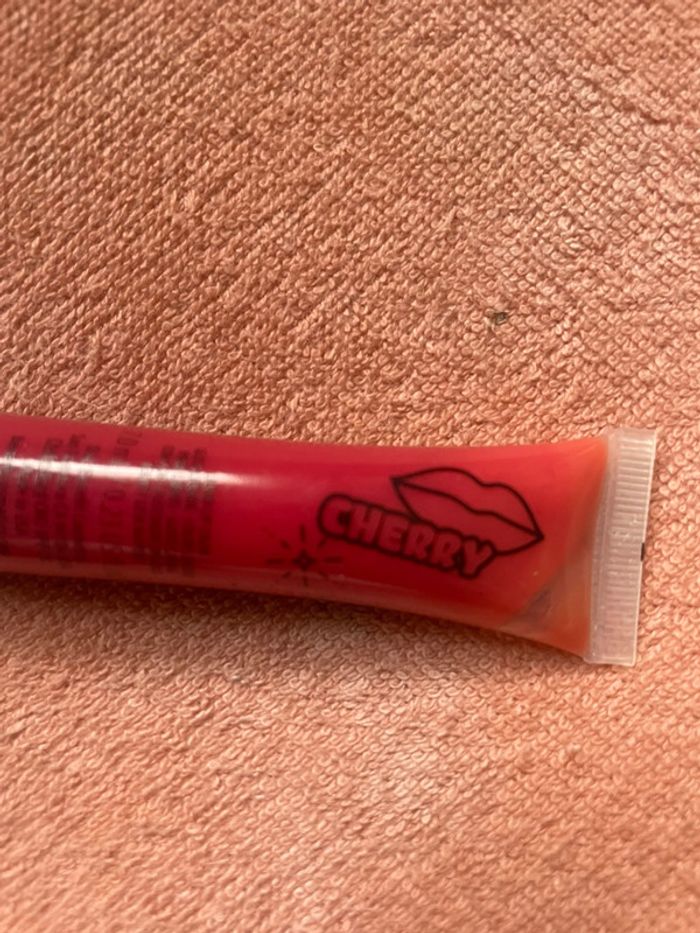 Gloss punchpop! Benefit cosmetics teinte cherry - photo numéro 2