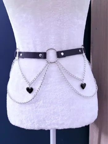 Ceinture Witch avec chaîne et bijoux cœur noir
