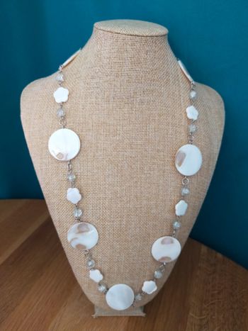 Collier en nacre blanche et perles – Collection Reflets de Lavande