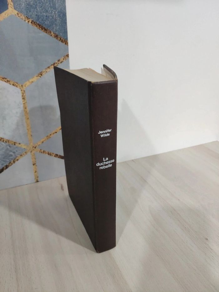 Livre grand format la duchesse rebelle Jennifer Wilde