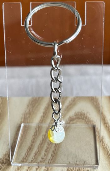 Porte clé perle jaune