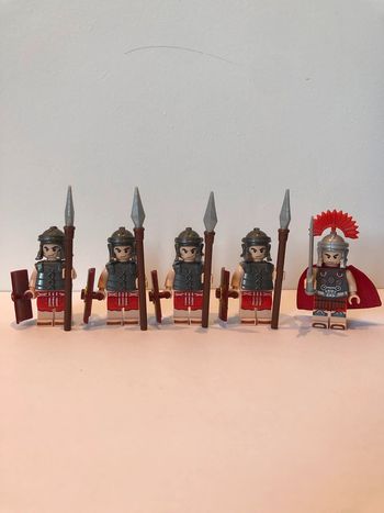 Figurine type lego Centurion et 4 lanciers romains