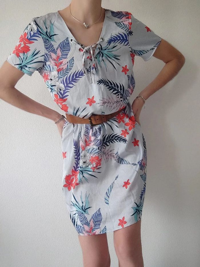 Robe été mi-longue droite fluide fleur exotique bleu rouge blanc / Urban by Gémo - 38/M à 40/L - photo numéro 4