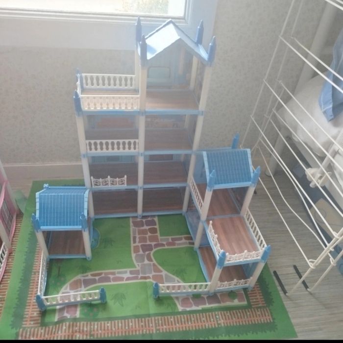 Maison de poupée bleue avec accessoires à partir de 3 ans et plus