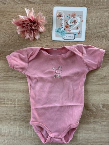 Body rose avec lapin 12 mois BE