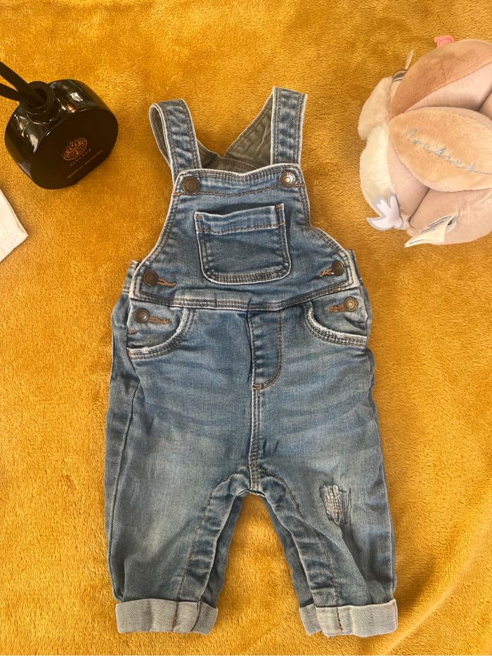 Ensemble salopette jeans tape à l’œil et t-shirt - photo numéro 2
