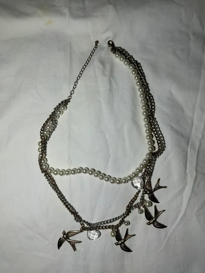 Collier à perles blanches