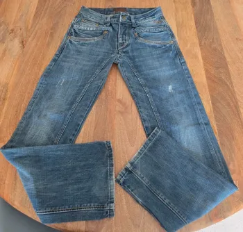Jean droit Leo Gutti homme