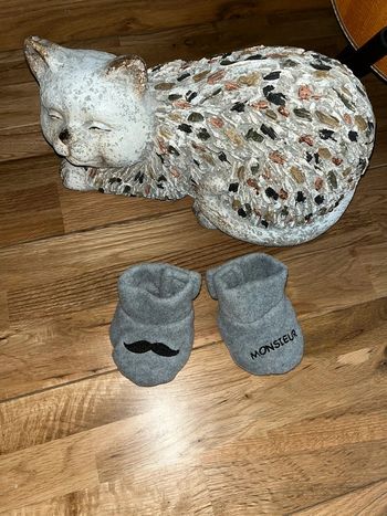 Petits chaussons en tissu gris nickel 0-3mois
