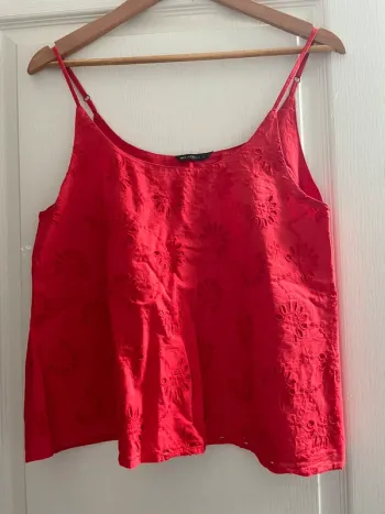 Top rouge brodé
