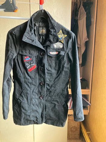 Superbe veste mi longue jamais portée, noire avec stickers taille S
