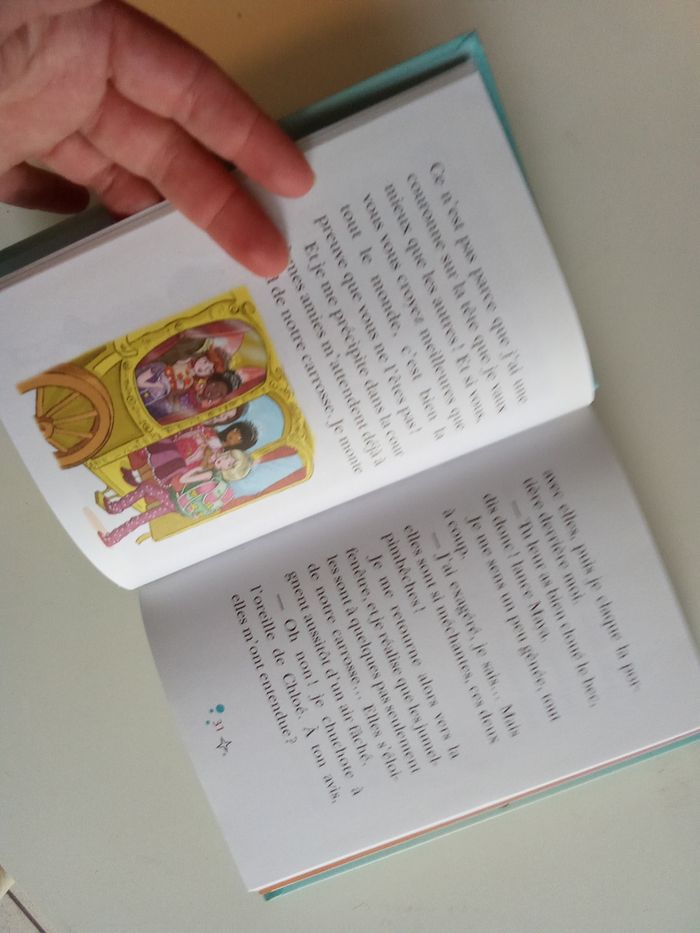 Gros Livre princesse academy 2 histoires le bal des papillons - photo numéro 4
