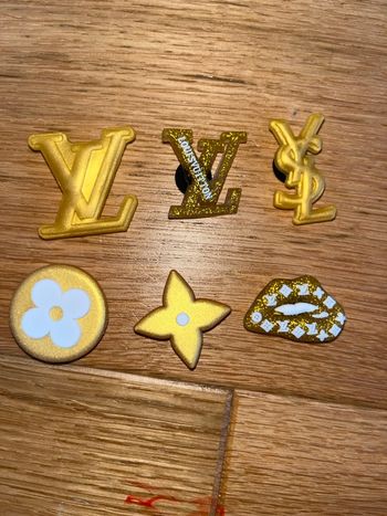 Lot 6 pin’s pour crocs 