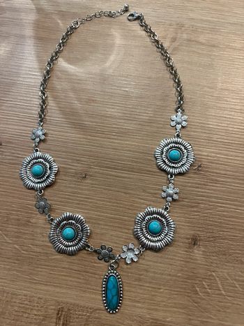 Collier argenté et effet turquoise